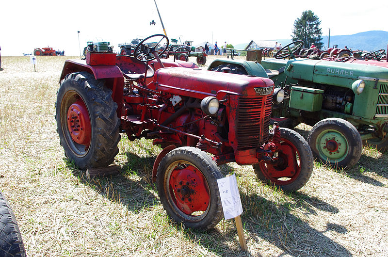 File:3ème Salon des tracteurs anciens - Moulin de Chiblins - 18082013 - Tracteur Farmall DGD 4 - 1955 - droite.jpg