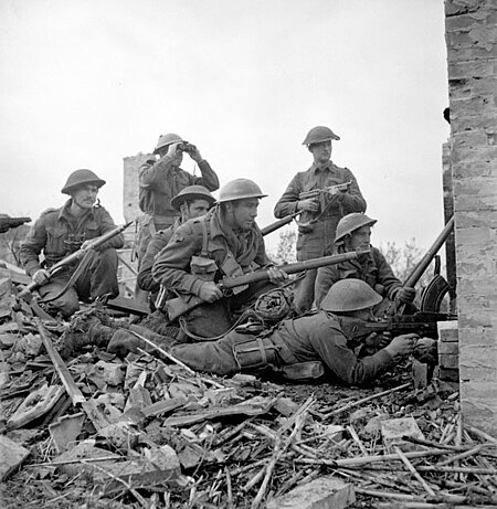 Tập_tin:48th_Highlanders_of_Canada_Lieutenant_preparing_to_give_order_to_infantrymen_San_Leonardo_Ortona_December_1943.jpg