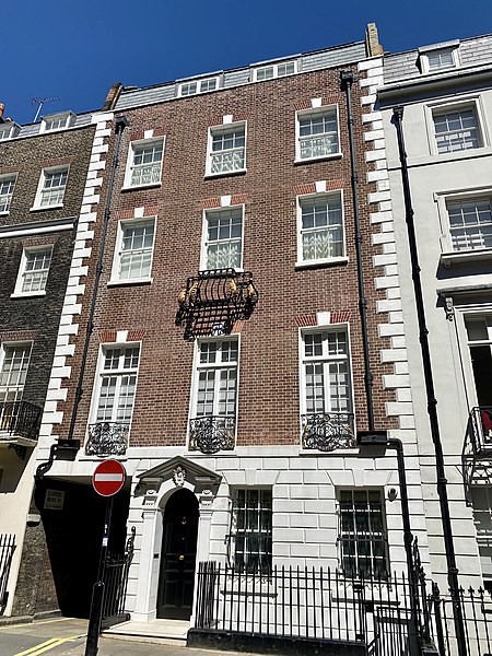 File:9 Queen Street, Mayfair, June 2021.jpg