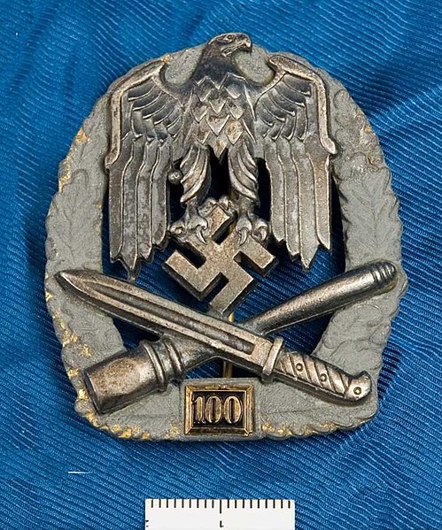 File:AM.086983 Allgemeines Sturmabzeichen (1943) General Assault Badge, 100 attacks, German WWII military decoration awarded to personnel of German Army, Waffen-SS and Ordnungspolizei. Photo Armémuseum Sweden. License CC BY 4.0 cropped.jpg