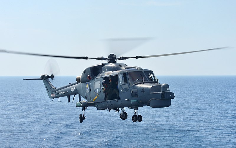 File:A Royal Malaysian Navy Super Lynx helicopter prepares to land on the flight deck of the littoral combat ship USS Freedom (LCS 1) in the South China Sea during landing qualifications June 18, 2013, as part 130618-N-PD773-083.jpg
