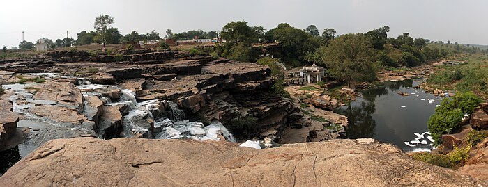 A waterfall near Panna Bypass.jpg