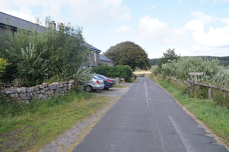 File:Access road - Powder Mills Farm - geograph.org.uk - 4133458.jpg