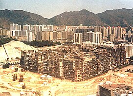 Aerial view dari Kowloon Walled City di Hong Kong pada 1989-03-27.jpg