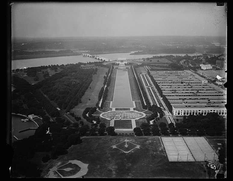 File:Aerial view of Washington, D.C. looking toward Lincoln Memorial LCCN2016890639.jpg