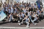 Russere poserer i lysblå bereter og stripete singleter under «Fallskjermjegerdagen» (День воздушно-десантных войск) i Moskva 2013