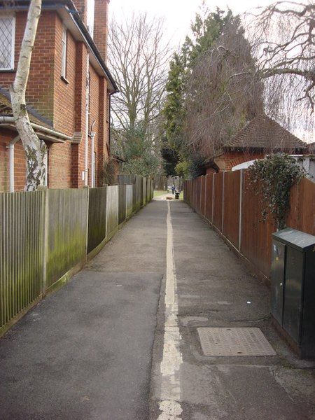 File:Alley between Parkside Drive and Cassiobury Park - geograph.org.uk - 1175093.jpg