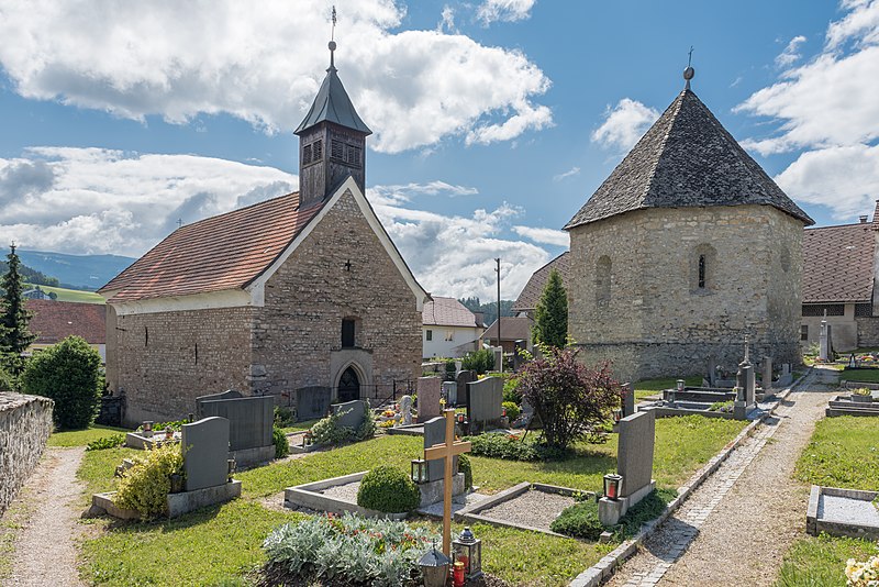 File:Althofen Friedhofsteig Friedhof gotischer Karner und Filialkirche hl Caecilia 24062015 5172.jpg