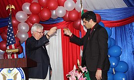 Amerikaans ambassadeur Edwin Nolan en vicepresident Ashwin Adhin, 2016