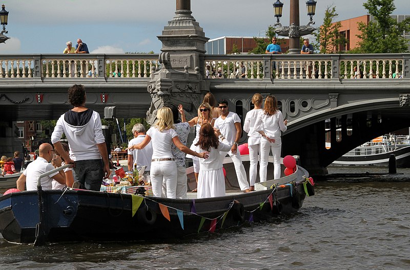 File:Amsterdam-442-SAIL2010-2010-gje.jpg