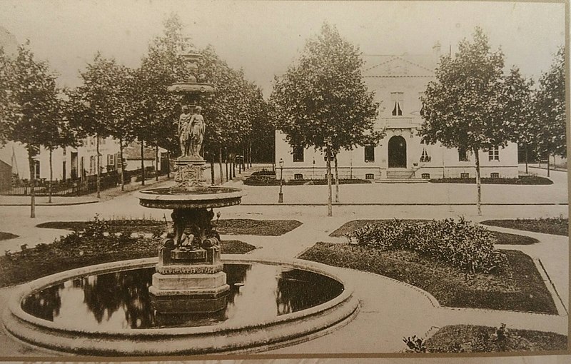 File:Ancienne place du Fatitot, Vichy.jpg