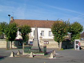 Angy (60), mairie et monument, place Henri-Barbusse.jpg