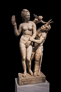 Groupe d'Aphrodite, Pan et Éros exposé au musée national archéologique d'Athènes. (définition réelle 3 056 × 4 592)