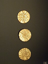 Χρυσά νομίσματα με το αστέρι των Μακεδόνων.