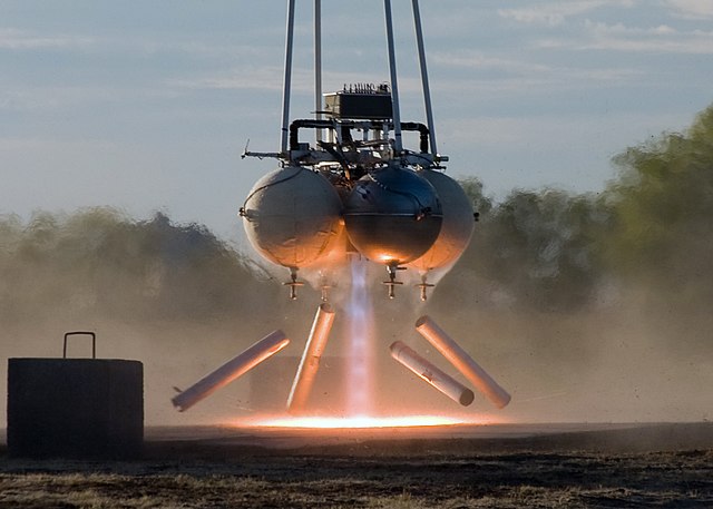 Véhicule de fusée quadropace de Armadillo Aerospace montrant des diamants de choc dans le panache d'échappement de son système de propulsion