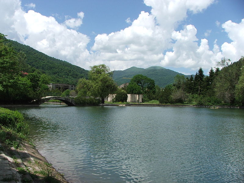 File:Artificial Lake in Dilijan.JPG