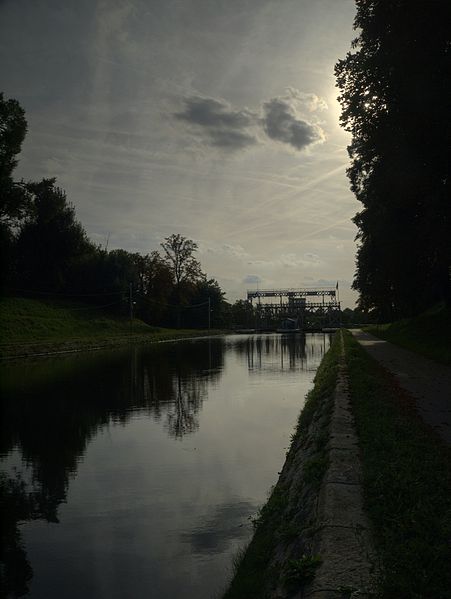 File:Ascenseur hydraulique No.3 du Canal du Centre (Strépy-Bracquegnies).jpg