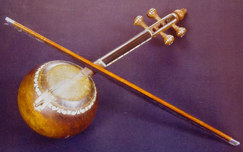 File:Aserbaidschanische Volksinstrument Kamanca.JPG