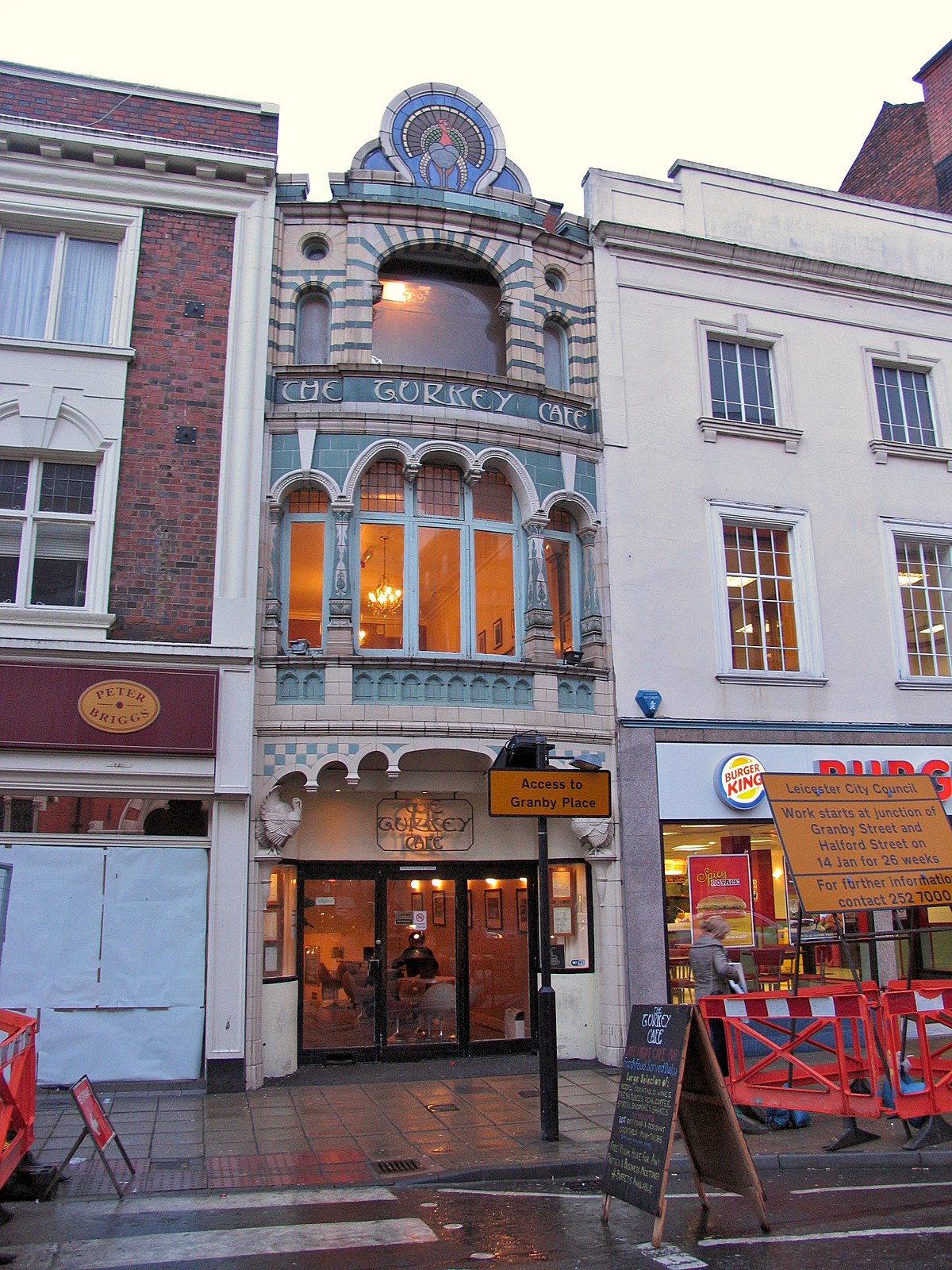 https://upload.wikimedia.org/wikipedia/commons/thumb/e/ec/B%C3%A2timent_Art_Nouveau_%C3%A0_Leicester.jpg/1200px-B%C3%A2timent_Art_Nouveau_%C3%A0_Leicester.jpg