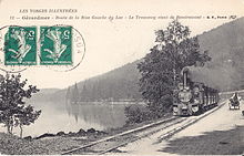 Le lac était desservi, au début du XXe siècle, par le tramway de Remiremont à Gérardmer, que l'on voit ici vers 1913.