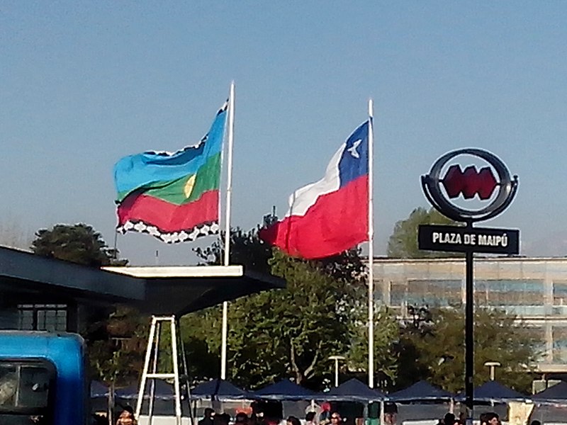 File:Banderas Mapuche y de chile en la plaza de Maipu.jpg