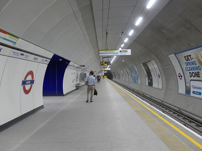 File:Bank station Northern line southbound 2022 look south 01.jpg