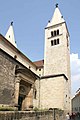Bazilika sv. Jiří, románská jižní fasáda a jižní věž