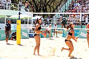 Deutsch: Beachvolleyball bei den Olympischen Jugendspielen 2018; Tag 9, 15. Oktober 2018; Mädchen, Viertelfinale: USA-Spanien 2–1 (21–19/17–21/15–9) English: Beach volleyball at the 2018 Summer Youth Olympics at 15 October 2018 – Girls Quarterfinals: USA-Spain 2–1 (21–19/17–21/15–9)