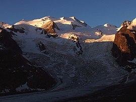 Bellavista (vasakul ja keskel), Piz Argient (lumine kuppel paremal) ja Crast' Agüzza (kaljune tipp, äärmiselt paremal)