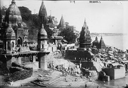 Varanasi'de gat adı verilen merdivenlerden biri (1922) (Kaynak:the Library of Congress)