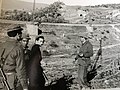 Inspection de la ligne Morice par l'ALN face à ligne de fer de l'Ouenza, vers 1958-1959. Au premier plan Abderrahmane Bensalem, un des principaux responsables de la base de l'Est.