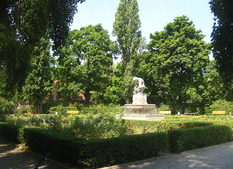 File:Berlin, Mitte, Pappelplatz und Geldzaehlerbrunnen.jpg