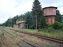 Bahnhof, bestehend aus Empfangsgebäude mit Stellwerkhäuschen und Güterschuppen, Toilettenhaus, Wasserturm, Pumpenhäuschen, Bahnmeisterhaus und Waschhaus