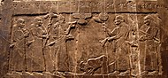 黑色方尖碑特寫，顯示耶戶在沙爾馬那塞爾三世面前鞠躬，前 827–824年