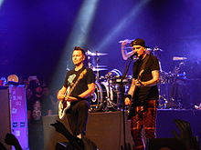 Mark Hoppus mit dem neuen Bandmitglied Matt Skiba (rechts, 2015)