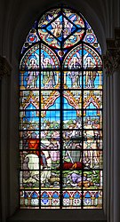 vitrail 8 de l'église Saint-Pierre, à Bouvines, Nord, France :l'évêque de Beauvais livre Salisbury à Jean de Nivelles.