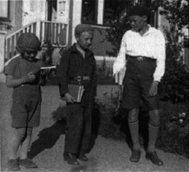 Bröderna Olof, Charlie och Nils på väg till skolan (1930-tal).