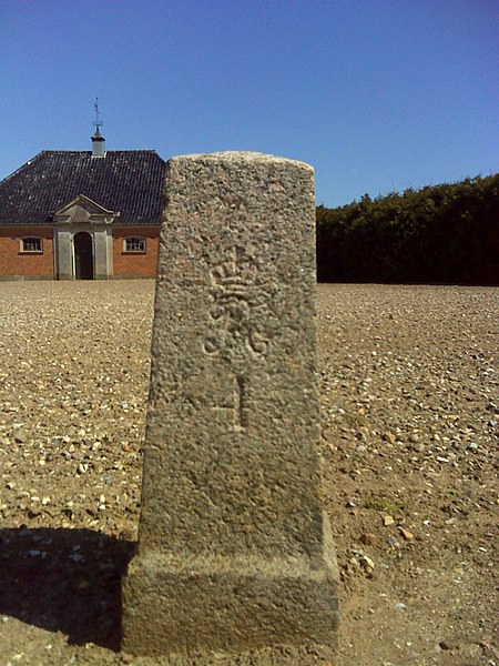 File:Brahesborg, Dänischer Meilenstein 4.jpg