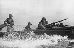 Bundesarchiv Bild 101I-011-1739-15A, Russland, Nord, Soldaten in Sturmboot.jpg