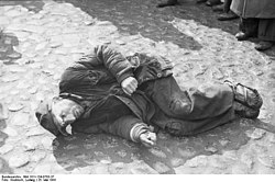 Bundesarchiv Bild 101I-134-0783-37, Polen, Ghetto Warschau, liegender Mann.jpg