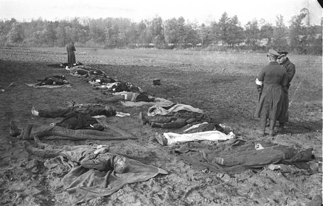 Corps de victimes du massacre de Nemmersdorf, en octobre 1944.