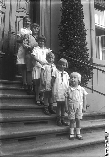 File:Bundesarchiv Bild 102-06612, Enkelkinder des Reichspräsidenten von Hindenburg.jpg