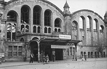 Haupteingang zum 1950 umbenannten Nordbahnhof im April 1952, kurz vor der Verkehrseinstellung