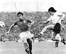 René Houseman en el Mundial de Alemania de 1974, en el momento de rematar al gol en el 1 a 1 contra Italia