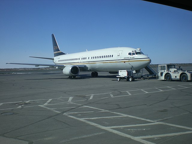 A former Flair Air Boeing 737-400 in the pre-2017 livery