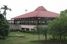 Wartepavillon in Gartenlandschaft