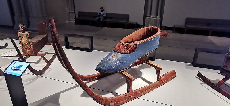 File:CHE — ZH — Zürich Stadt — Museumstrasse 2 (Landesmuseum · Sonderausstellung «Prunkvolle Schlitten» · Damenschuh · frühes 18. Jhd.) Mattes 2022-07-29.jpg