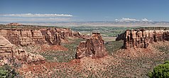 Monument Canyon z formacją Pomnik Niepodległości, Fruita, Kolorado w tle