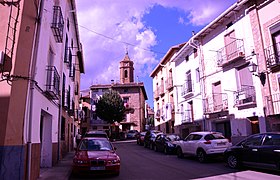 Paisaje urbano de Camarena de la Sierra (Teruel), con detalle de la parroquial al fondo (2017).