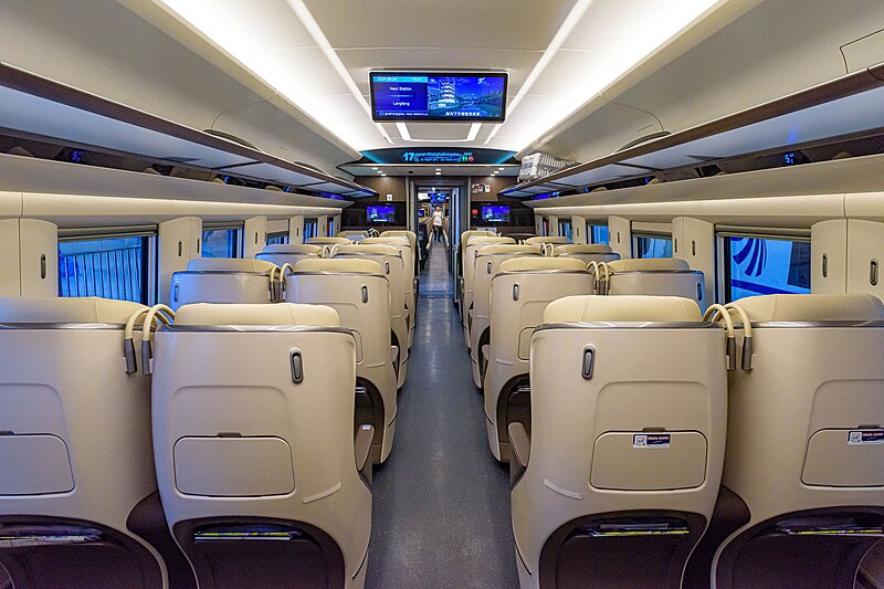 File:Car 17 premium first class interior of CR400AF-BS-2344 (20240624100116).jpg